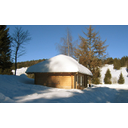 hut-65695_640.jpg<>Debela plast snega na strehi koče v vlogi izolatorja.